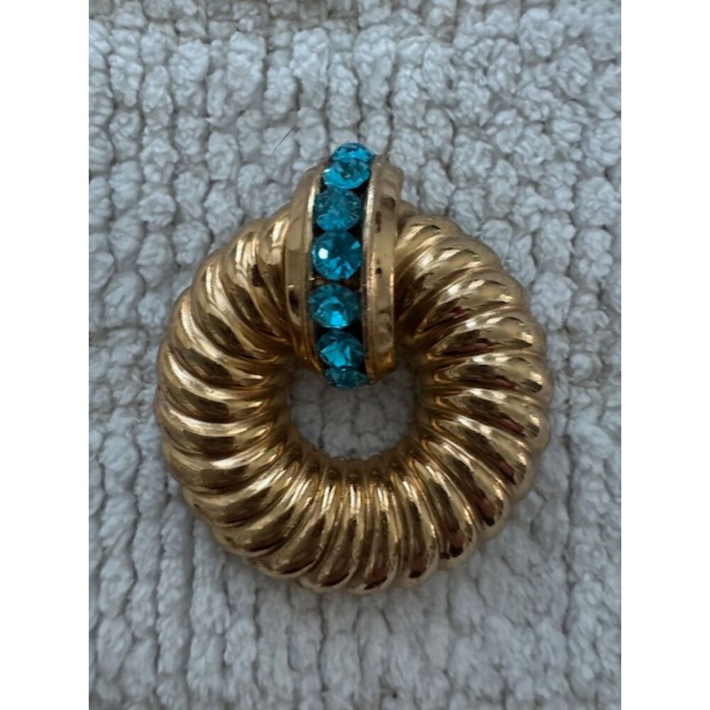 Vintage signed Coro gold-tone brooch/pendant with turquoise crystals.
